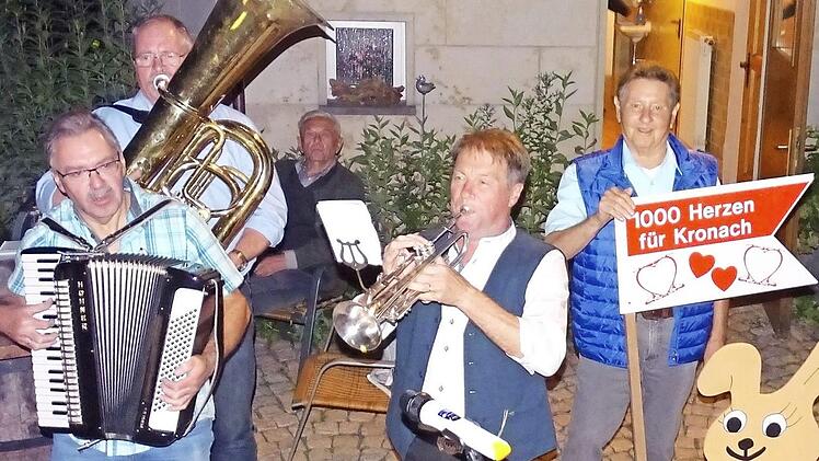 FWV-Ortsgruppen-Obmann Michael Wolf (Zweiter von rechts) und seine Mitmusikanten sorgten für beste Stimmung. Foto: Norbert Neugebauer