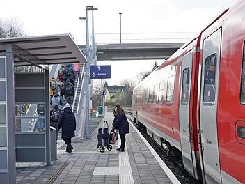 Für diese Bahnfahrer hieß es, am Bahnhof in Marktschorgast treppauf und treppab insgesamt 84 Stufen zu meistern. Foto: Bruno Preißinger
