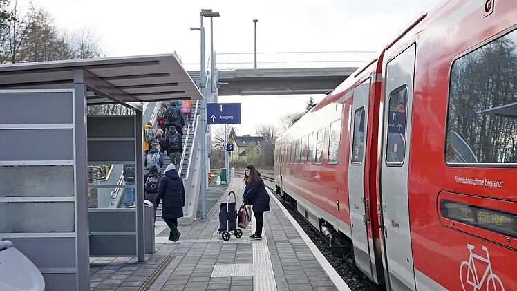 Für diese Bahnfahrer hieß es, am Bahnhof in Marktschorgast treppauf und treppab insgesamt 84 Stufen zu meistern. Foto: Bruno Preißinger