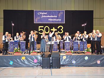 Im Konzertteil in der Turnhalle der Mittelschule Neunkirchen gab das Orchester unter Leitung von Flügelhornist Robert Häfner zahlreiche hochkarätige Blasmusiktitel zum Besten.
