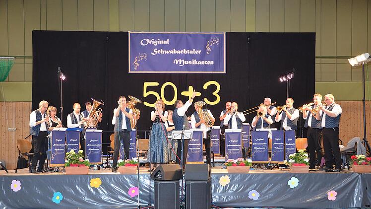 Im Konzertteil in der Turnhalle der Mittelschule Neunkirchen gab das Orchester unter Leitung von Flügelhornist Robert Häfner zahlreiche hochkarätige Blasmusiktitel zum Besten.