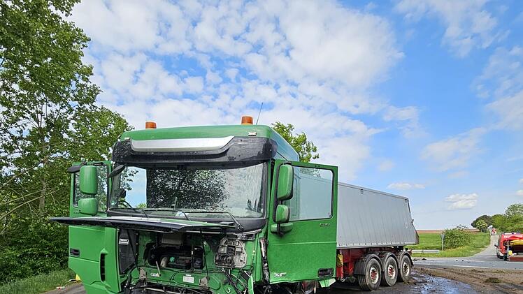 B470 Hemhofen/Adelsdorf: Lkw und Auto kollidieren - Fahrer eingeklemmt