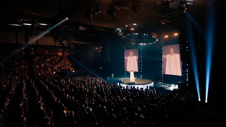 Eine weihevolle Stimmung: Carolin Kebekus spielt in ihrem neuen B&uuml;hnenprogramm auch mit religi&ouml;sen Anspielungen.