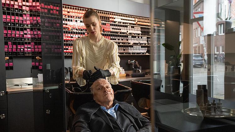Wilsberg (Leonard Lansink) sucht bei Friseurin Yasmin Schumann (Franziska Ferrari) nach Antworten. Hatte sie eine Aff&auml;re mit dem verschwundenen Br&auml;utigam?
