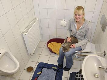 Tierpflegerin Steffi Kraus und Katze Anette im Herrrenklo.  Fotos: Kossmann
