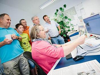 Leser gemischten Alters schauen Redakteurin Brigitte Krause (vorn) über die Schulter. Sie erklärt, wie aus den Vorlagen auf dem Bildschirm die fertige Zeitung aus Papier wird: Schritt für Schritt. Fotos: Hendrik Steffens
