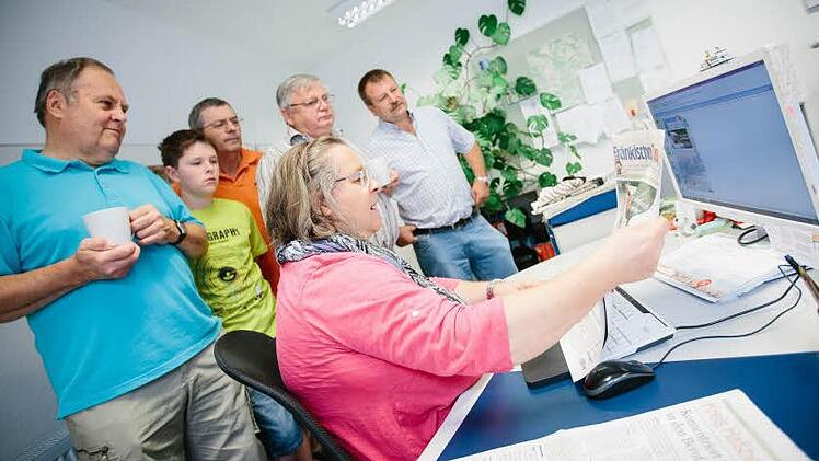 Leser gemischten Alters schauen Redakteurin Brigitte Krause (vorn) über die Schulter. Sie erklärt, wie aus den Vorlagen auf dem Bildschirm die fertige Zeitung aus Papier wird: Schritt für Schritt. Fotos: Hendrik Steffens