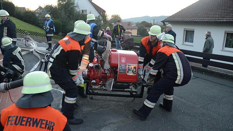 Insgesamt waren sieben Einsatzpumpen verteilt, um das Wasser mit Druck zum Brandobjekt zu befördern. Foto: K.-H. Hofmann