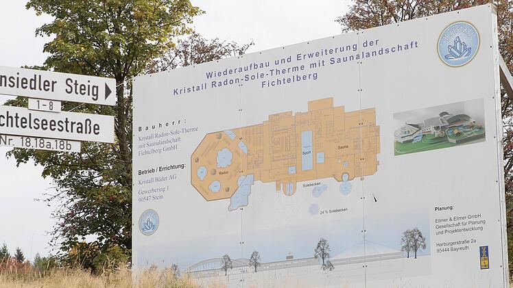Die Bautafel für die neue Therme steht schon an Ort und Stelle.