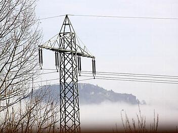 Der Bund Naturschutz forderte die Politik auf, keinesfalls eine Stromtrasse durchs Maintal zuzulassen. Das Bild zeigt eine bestehende Stromtrasse, deren Masten aber wesentlich niedriger sind als jene, die möglicherweise hier errichtet werden könnten. Foto: Mattthias Einwag