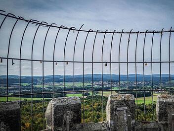 Heute sichert ein Absperrgitter den oberen Rand des Siegesturms hoch über Bayreuth. Der herrliche Ausblick wird dadurch nicht geschmälert.  Foto: Heiko Hartmann
