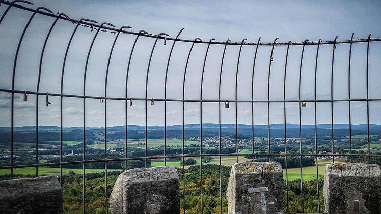 Heute sichert ein Absperrgitter den oberen Rand des Siegesturms hoch über Bayreuth. Der herrliche Ausblick wird dadurch nicht geschmälert.  Foto: Heiko Hartmann