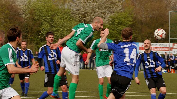 Pech hat hier der Sander Florian Gundelsheimer (4. von rechts) mit seinem Kopfball, der noch vom Gästekeeper abgewehrt wird; links der Sander Markus Schnitzer, rechts der Weidener Andreas Wendel (Nr. 14). Foto: Günther Geiling