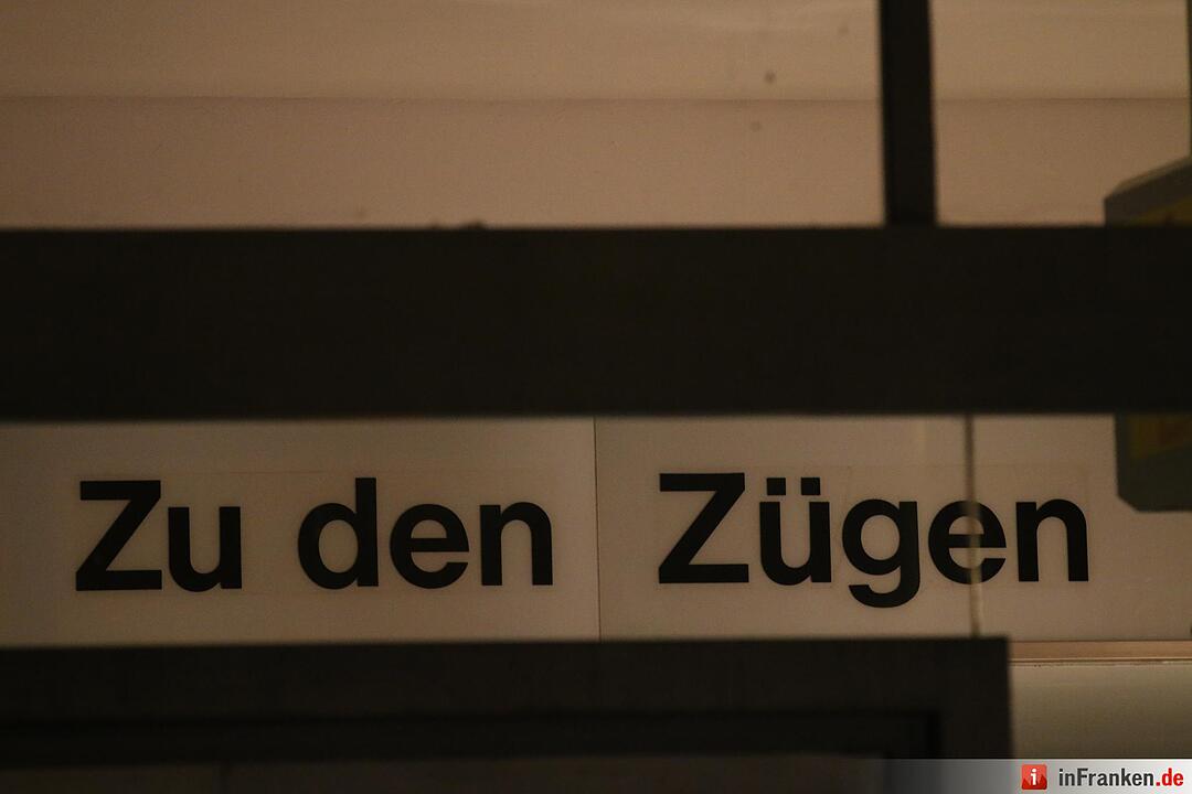 Herrenloser Koffer im Zug gefunden - Bombenraeumkommando gibt Entwarnung