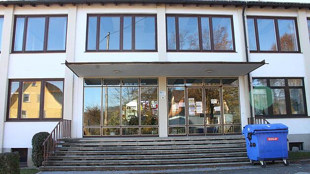 Das Stadtsteinacher Schulhaus ist in die Jahre gekommen und soll energetisch saniert werden. Foto: Dagmar Besand