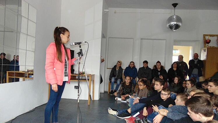 Carina trägt ihr Gedicht vor.Foto: Petra Malbrich