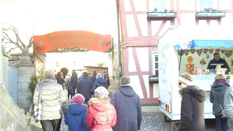 Eingang zum Bischofsheimer Weihnachtsmarkt. Gerhard N&auml;gler