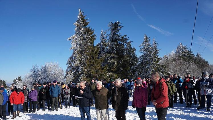 Die traditionelle Eröffnung des Wanderjahres der Saale-Sinn-Region des Rhönklub fand auf dem Gipfel des Kreuzberg statt. Regionalvorsitzender Konrad Tripp (links) freute sich, dass auch Rhönklub-Präsident Jürgen Reinhard, Vizepräsident Bernd Günder sowie Sandbergs Bürgermeisterin Sonja Reubelt und der Bürgermeister von Salz Martin Schmitt der Veranstaltung beiwohnten. Foto: Marion Eckert