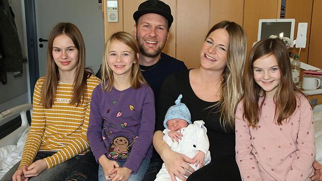 Alle "F&uuml;nf" freuen sich &uuml;ber das neue Familienmitglied. Um 4.14 Uhr am Neujahrstag erblickte Lenny im Klinikum Coburg das Licht der Welt. Von links: Lina, Mimi, Vater Marcus, Mutter Lisa mit Sohn Lenny und Hannah. Desombre