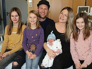 Alle "Fünf" freuen sich über das neue Familienmitglied. Um 4.14 Uhr am Neujahrstag erblickte Lenny im Klinikum Coburg das Licht der Welt. Von links: Lina, Mimi, Vater Marcus, Mutter Lisa mit Sohn Lenny und Hannah. Desombre