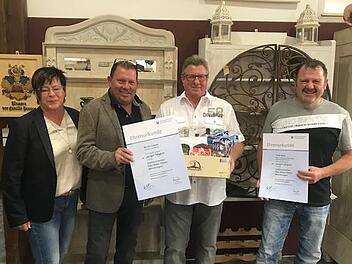Die Firmenchefs Margit und Gotthard Denner (v. l.) gratulierten ihren Mitarbeitern Bernd Geheeb (25 Jahre) und Fredi Ebert (40 Jahre).