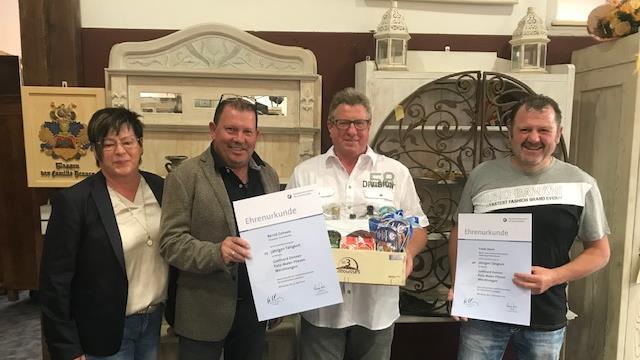Die Firmenchefs Margit und Gotthard Denner (v. l.) gratulierten ihren Mitarbeitern Bernd Geheeb (25 Jahre) und Fredi Ebert (40 Jahre).