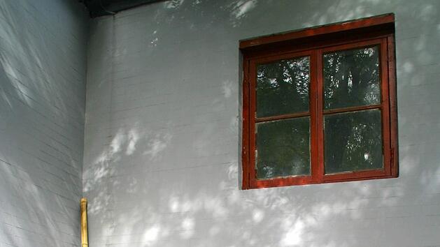 Treuchtlingen:  Handy an Besenstiel - Mann (39) filmt heimlich in Nachbar-Wohnzimmer