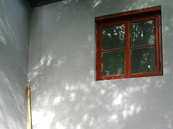 Treuchtlingen:  Handy an Besenstiel - Mann (39) filmt heimlich in Nachbar-Wohnzimmer