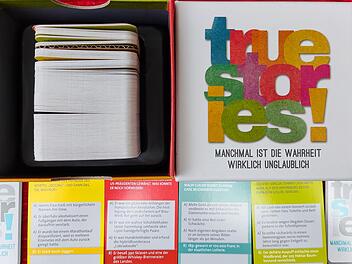 Spiele-Test True Stories: Das absurde Wissensspiel im Quader-Format