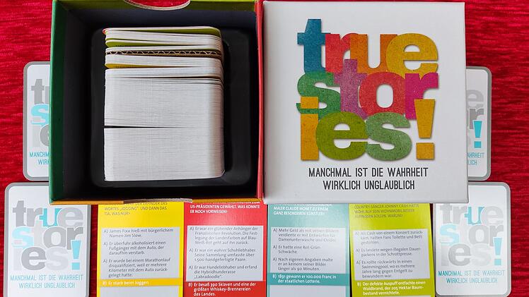 Spiele-Test True Stories: Das absurde Wissensspiel im Quader-Format
