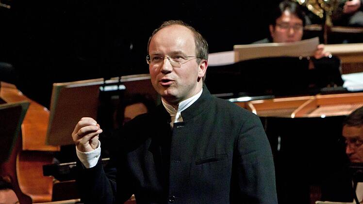 Dirigent und Moderator im ersten Teil des Konzertes zum neuen Jahr war Generalmusikdirektor Roland Kluttig.