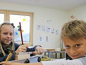 Chiara und Lukas basteln an der Werkbank, die die Bad Kissinger Bauinnung der St. Elisabeth Kindertagesstätte Premich im Sommer gestiftet hat.  Foto: Benedikt Borst