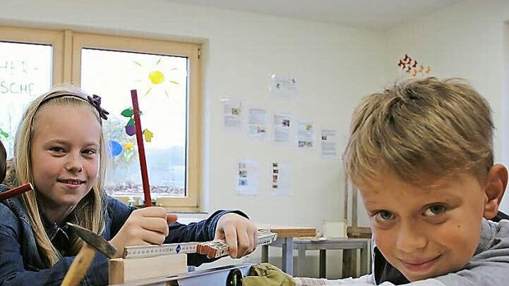 Chiara und Lukas basteln an der Werkbank, die die Bad Kissinger Bauinnung der St. Elisabeth Kindertagesstätte Premich im Sommer gestiftet hat.  Foto: Benedikt Borst