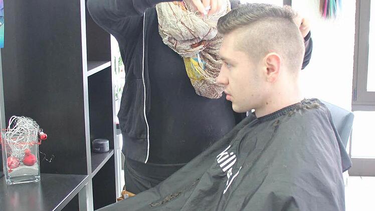 Sabrina Schnell schneidet die Haare von Andrej Friesen.  Fotos: Friedwald Schedel