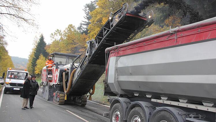 Jürgen Woll (links) und Egon Herrmann an der Baustelle zwischen Weißenbrunn und der Abzweigung nach Gössersdorf. Der Asphalt wird in einer Stärke von vier Zentimetern abgefräst und durch eine Spezialmischung ersetzt, die nur auf besonders beanspruchten Straßen eingebaut wird.  Foto: Friedwald Schedel