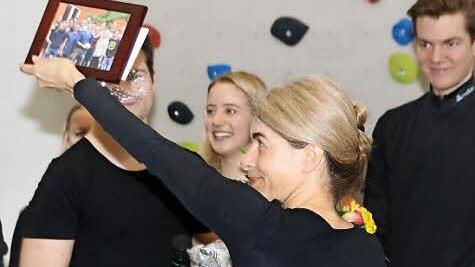 P-Seminar-Leiterin Dr. Kerstin Vonderau zeigt ein Foto mit den Teilnehmern zu Beginn des Projektes.  Foto: Thomas Malz