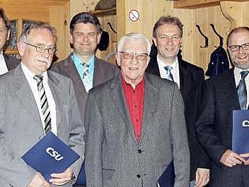 Vorsitzender Michael Wunder (links) und Landratskandidaten Klaus Löffler (Zweiter von rechts) zeichneten (von links) Horst Schnura (40 Jahre), Markus Pötzl (25), Horst Wunder (50) und Manfred Köstner (25) für langjährige Treue zur CSU aus.  Foto: Hans Blinzler