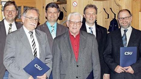 Vorsitzender Michael Wunder (links) und Landratskandidaten Klaus Löffler (Zweiter von rechts) zeichneten (von links) Horst Schnura (40 Jahre), Markus Pötzl (25), Horst Wunder (50) und Manfred Köstner (25) für langjährige Treue zur CSU aus.  Foto: Hans Blinzler