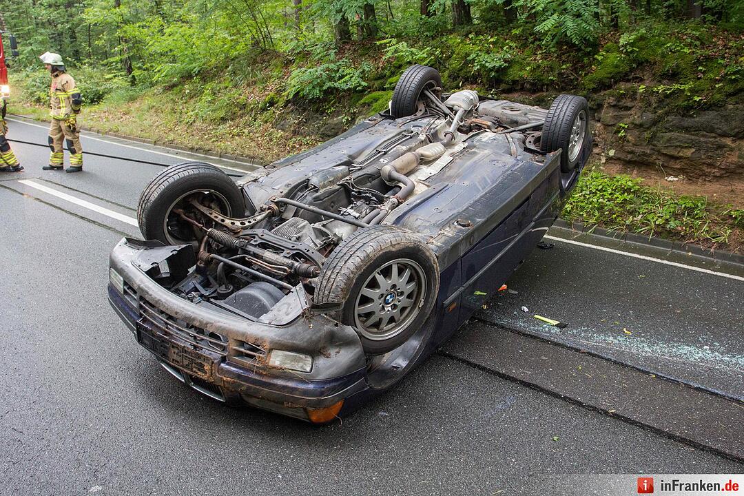 Autofahrer kommt von Fahrbahn ab und überschlägt sich