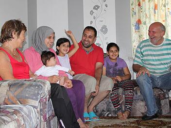 In Wildflecken angekommen: Mohammed Al Rebdawi (Mitte) ist mit seiner Familie aus Syrien geflohen. Seit Februar wohnen sie im Würzburger Hof. Das Wirtspaar Werner und Evelyn Kirchner (jeweils außen) kümmern sich um sie wie um die eigene Familie. Foto: Ulrike Müller