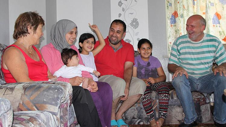 In Wildflecken angekommen: Mohammed Al Rebdawi (Mitte) ist mit seiner Familie aus Syrien geflohen. Seit Februar wohnen sie im Würzburger Hof. Das Wirtspaar Werner und Evelyn Kirchner (jeweils außen) kümmern sich um sie wie um die eigene Familie. Foto: Ulrike Müller
