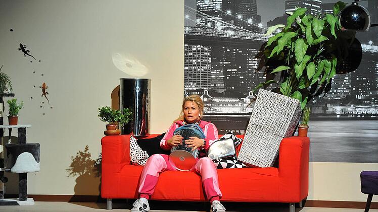 Turbulenter Theater-Spaß: Szene aus "Bin nebenan" von Ingrid Lausund in der Coburger ReithalleFoto: Andrea Kremper