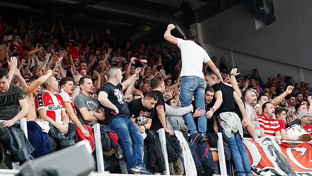 Die Belgrader Fans feierten ihre Mannschaft - am Ende war der Sachschaden allerdings betr&auml;chtlich. Fotos: Daniel L&ouml;b