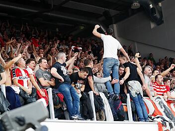 Die Belgrader Fans feierten ihre Mannschaft - am Ende war der Sachschaden allerdings beträchtlich. Fotos: Daniel Löb