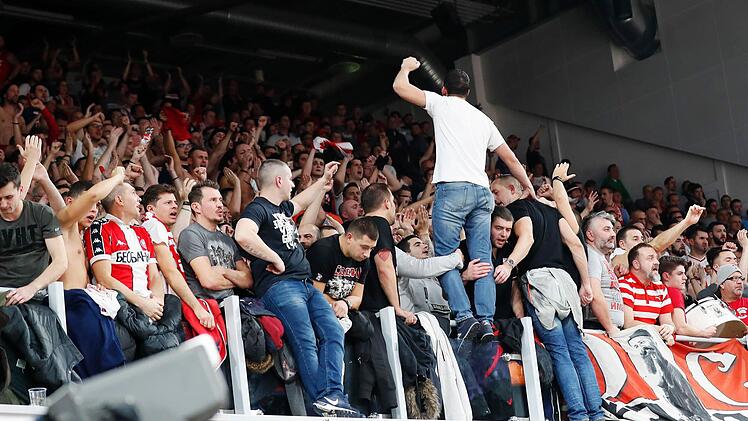 Die Belgrader Fans feierten ihre Mannschaft - am Ende war der Sachschaden allerdings beträchtlich. Fotos: Daniel Löb