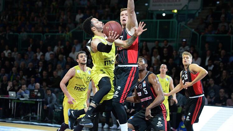 Kyan Anderson gegen den Gießener Andreas Obst. Foto: Peter Mularczyk