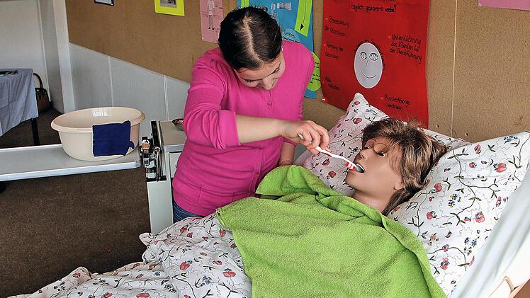 Die Pflege von bettlägerigen Menschen demonstriert diese junge Dame.  Dieter Britz