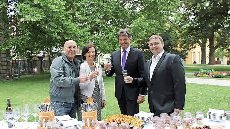 Peter Hübschmann, Ursula Ertl, Joachim Hornegger und Marcus Müller (von links) stoßen auf ein erfolgreiches Schlossgartenfest an. Foto: Carmen Schwind
