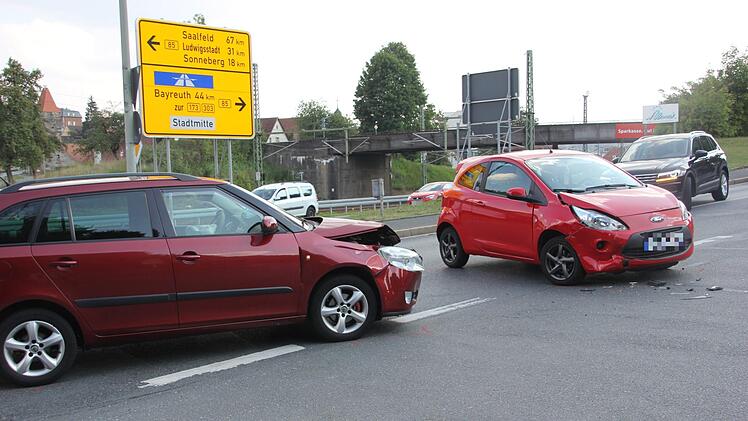 Am Mittwochnachmittag (5. September 2018) hat die Fahrerin des Ford Ka in Kronach beim Linksabbiegen von der Ludwigsstädter in die Breitenloher Straße den Skoda Fabia übersehen.  Foto: Andreas Schmitt