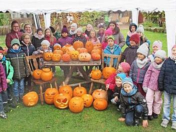 K&uuml;rbisschnitzen mit dem Obst- und Gartenbauverein  Foto: Heike Manger